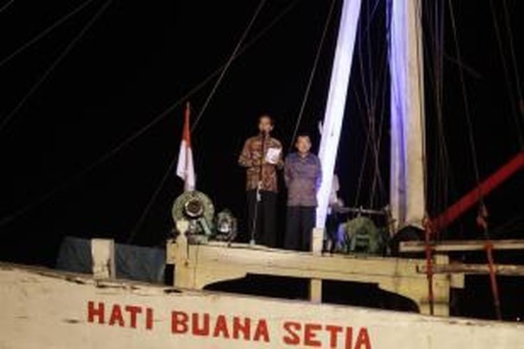 Presiden dan Wakil Presiden terpilih, Joko Widodo (Jokowi) dan Jusuf Kalla (JK) memberikan pidato kemenangan, di sebuah kapal pinisi di Pelabuhan Sunda Kelapa, Jakarta Utara, Selasa (22/7/2014). Berdasarkan rekapitulasi suara yang dihitung oleh Komisi Pemilihan Umum (KPU), Jokowi-JK unggul di Pilpres 2014 atas pasangan Prabowo Subianto-Hatta Rajasa.  