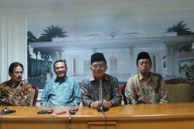Wakil Presiden Jusuf Kalla saat menggelar konferensi pers di Istana Wapres, Jakarta, Jumat (18/9/2015).

