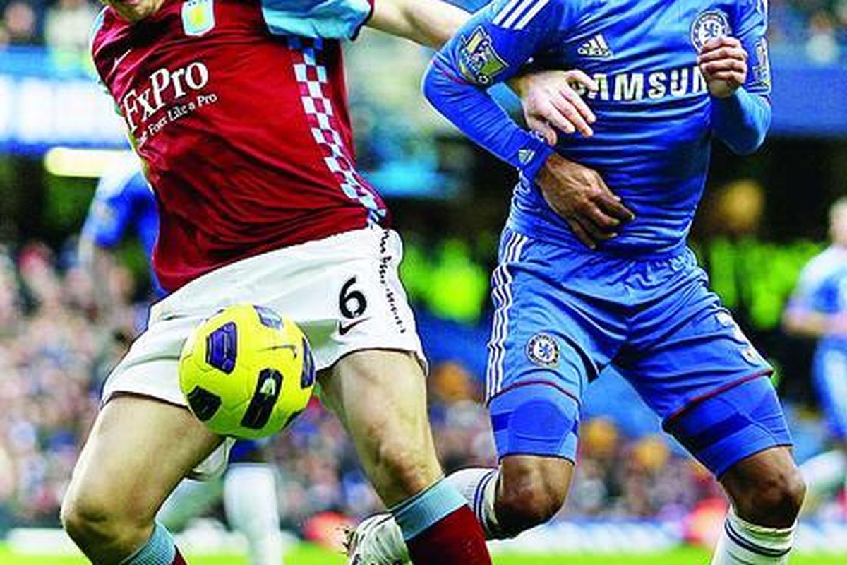 Pemain Aston Villa, Stewart Downing, berebut bola dengan pemain Chelsea, Ashley Cole, pada laga lanjutan Liga Primer Inggris, Minggu (2/1) di Stadion Stamford Bridge, London.