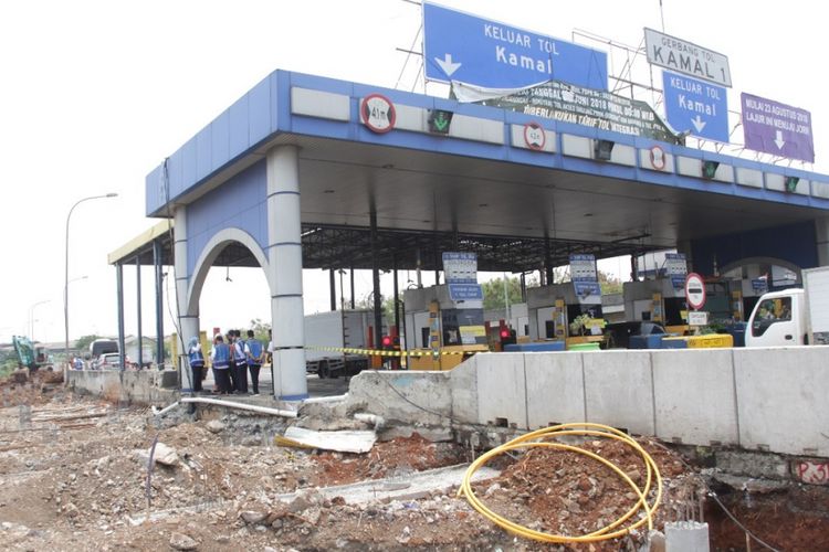 Proyek pelebaran jalan tol di Gerbang Tol Kamal 1.