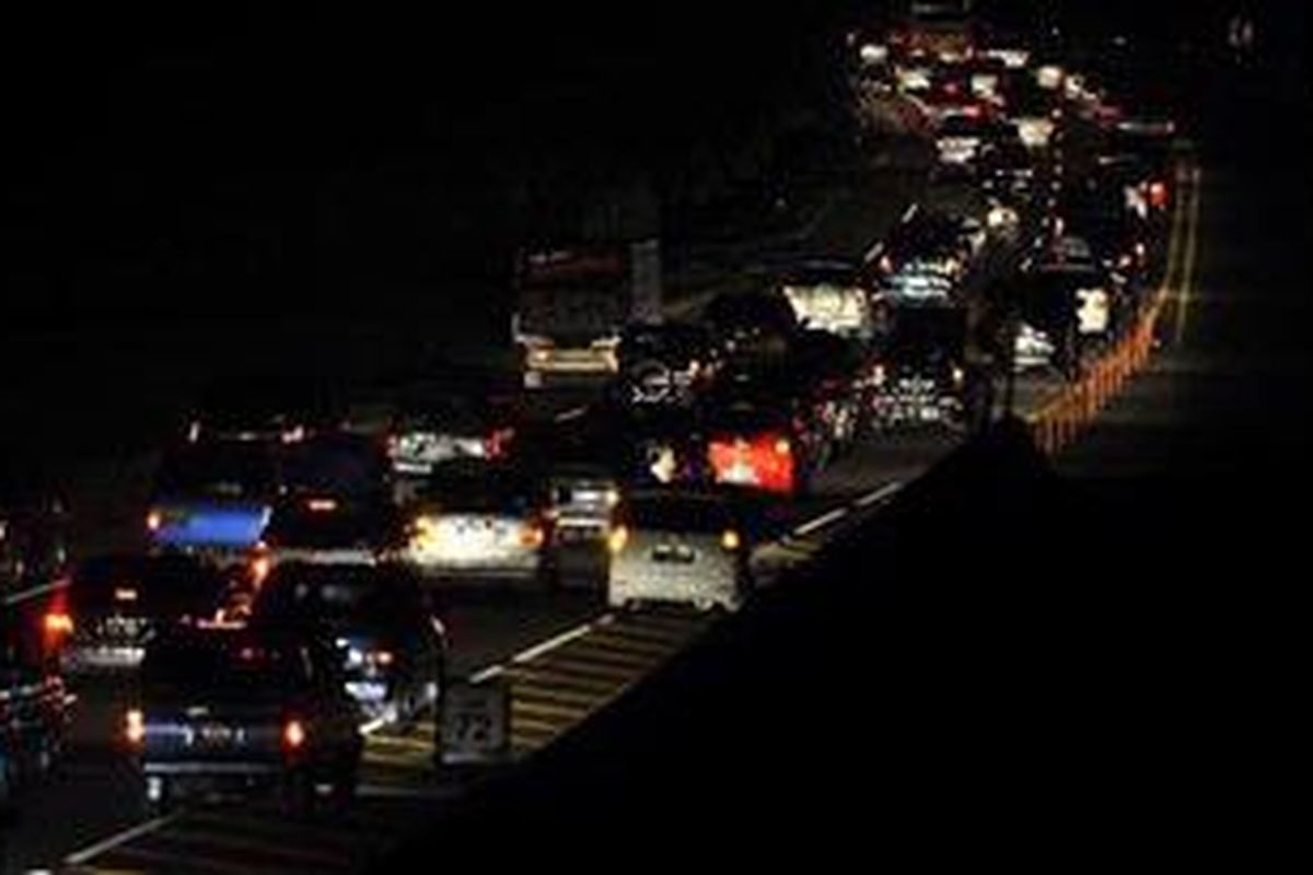 Antrean kendaraan di Tol Jakarta-Cikampek di kilometer 72 Rabu (15/8/2012) malam. Pada H-4 Lebaran, arus kendaraan terus meningkat. Puncak arus mudik diperkirakan akan terjadi pada H-3.