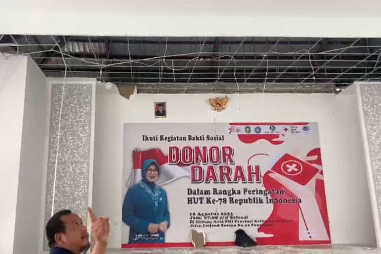 Plafon aula markas Palang Merah Indonesia (PMI) di Jalan Sutoyo, Pontianak, Kalimantan Barat (Kalbar) jebol, padahal baru rampung dikerjakan Juni 2023 kemarin. Kepala Markas PMI Kalbar Very Budiman mengatakan, dalam peristiwa tersebut, sebanyak 4 orang nyaris tertimpa material. 