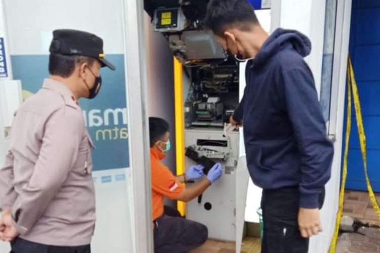 Tim Inafis Polresta Tasikmalaya sedang memeriksa mesin ATM Bank Mandiri yang dibobol maling di sebuah swalayan Kecamatan Indihiang, Kota Tasikmalaya, Jawa Barat, Kamis (21/4/2022) dini hari.