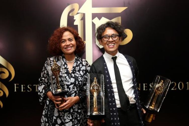 Mira Lesmana (kiri) dan Riri Riza (kanan) saat menerima piala citra Festival Film Indonesia 2016 di Taman Isamil Marzuki, Jakarta, Minggu (6/11/2016). Film Athirah meraih penghargaan film terbaik FFI 2016.
