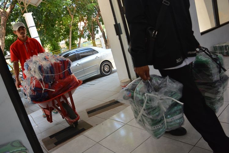 Seragam olahraga untuk siswa baru yang tidak sesuai ukuran dikembalikan sekolah dan dikumpulkan di lapangan Tennis Indoor Kabupaten Jombang Jawa Timur, Rabu (6/11/2019).