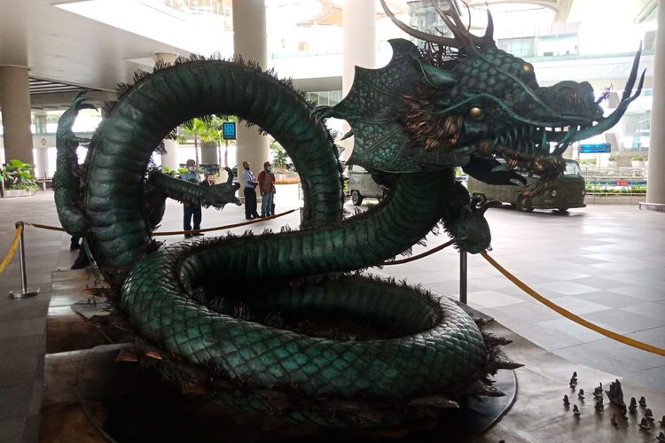 Patung naga Jalur Sutra karya Tri Suharyanto yang ditempatkan di Yogyakarta International Airport (YIA).