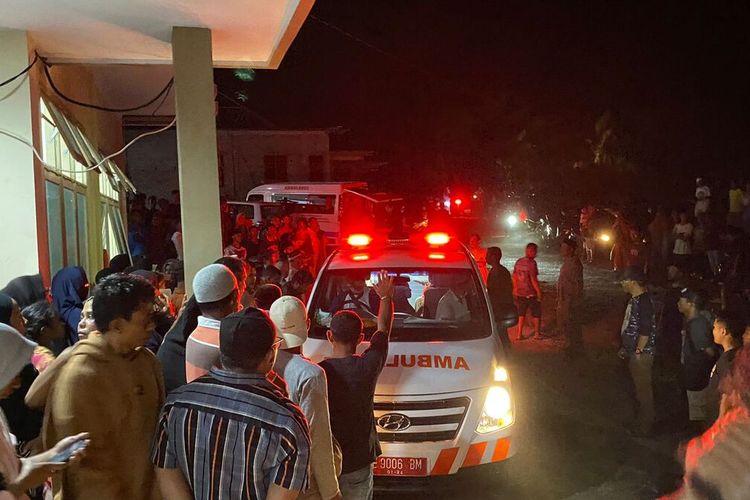Proses evakuasi korban tragedi jembatan ambruk di Pulau Hatta, Kecamatan Banda Kabupaten Maluku Tengah ke RSUD Banda, Rabu malam (30/10/2024)