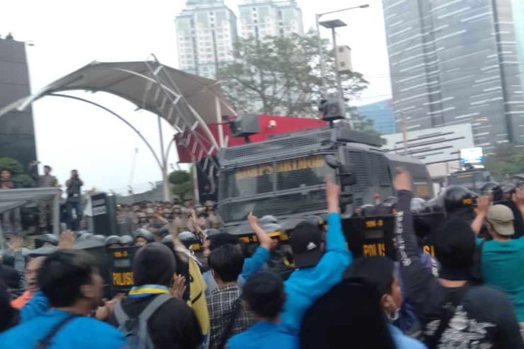 unjuk rasa depan kpk ricuh