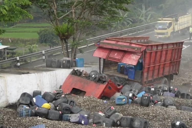 Truk Pengangkut Bahan Kimia Rem Blong Masuk ke Jalur Penyelamat di Wonosobo, Sopir Terluka