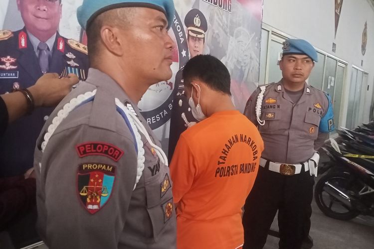 Jajaran Satuan Reserse (Satres) Narkoba Polresta Bandung amankan 6 Kilogram ganja yang ditimbun oleh tersangka TH (41) di salah satu hutan di Kecamatan Arjasari Kabupaten Bandung.