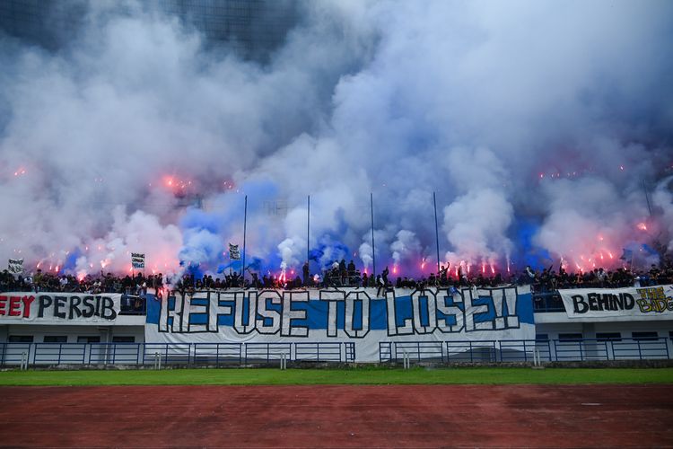 Bobotoh memberikan suntikan motivasi dan semangat kepada penggawa Persib Bandung jelang pertarungan tandang melawan Persija Jakarta pada duel el classico Indonesia, Minggu (10/5/2026) mendatang, tulisan ?Refuse to Lose? atau menolak untuk kalah dibentangkan.