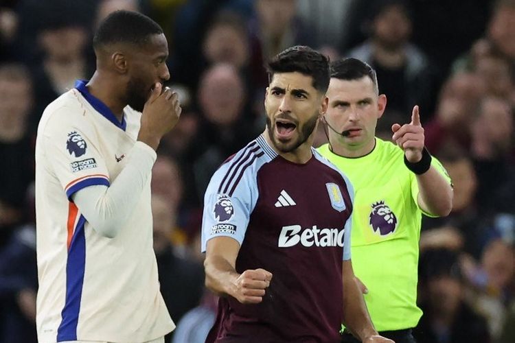 Gelandang Aston Villa Marco Asensio merayakan saat wasit Inggris Michael Oliver menyatakan golnya sah setelah tinjauan VAR (Video Assistant Referee) pada laga Liga Inggris antara Aston Villa dan Chelsea di Villa Park di Birmingham, Inggris bagian tengah pada 22 Februari 2025.