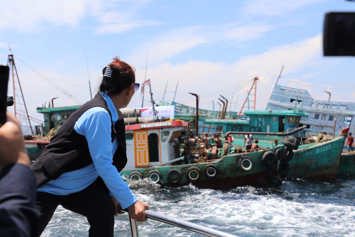 Menteri Kelautan dan Perikanan Susi Pudjiastuti melihat penenggelaman 13 kapal nelayan pencuri ikan di Pulau Datuk, Kabupaten Mempawah, Kalimantan Barat, Sabtu (4/5/2019)