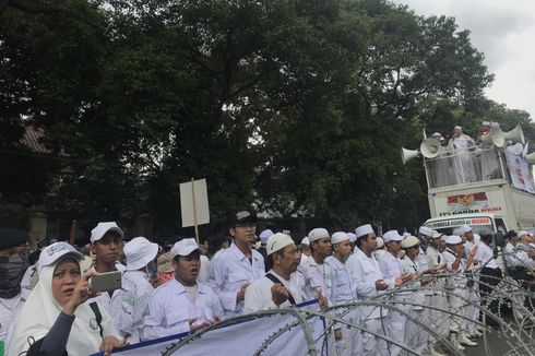 Massa Aksi Damai di Depan Gedung KPU Membubarkan Diri