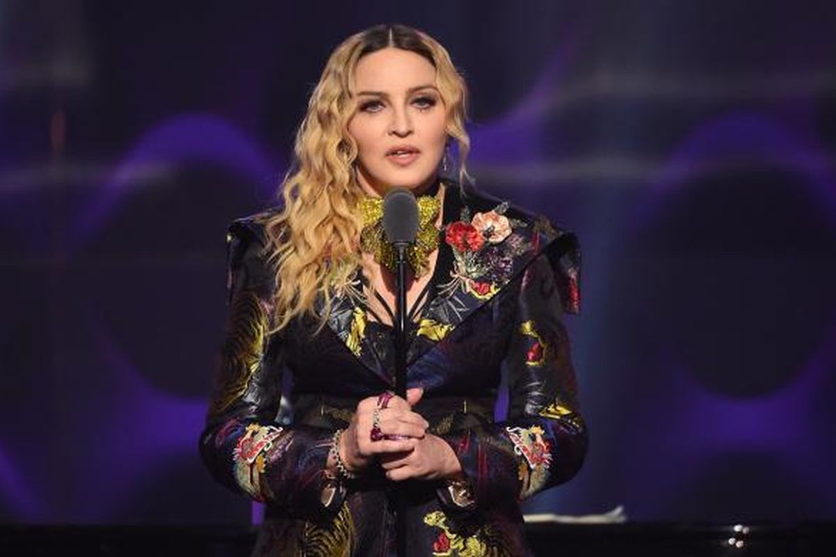 Madonna berbicara memberi sambutan pada acara  Billboard Women in Music 2016 di New York City, AS, pada Jumat (9/12/2016) waktu setempat.