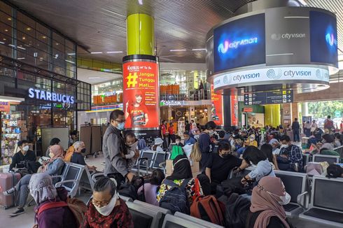 Stasiun Gambir Terpantau Ramai, Warga Mudik Lebih Awal demi Tiket Murah