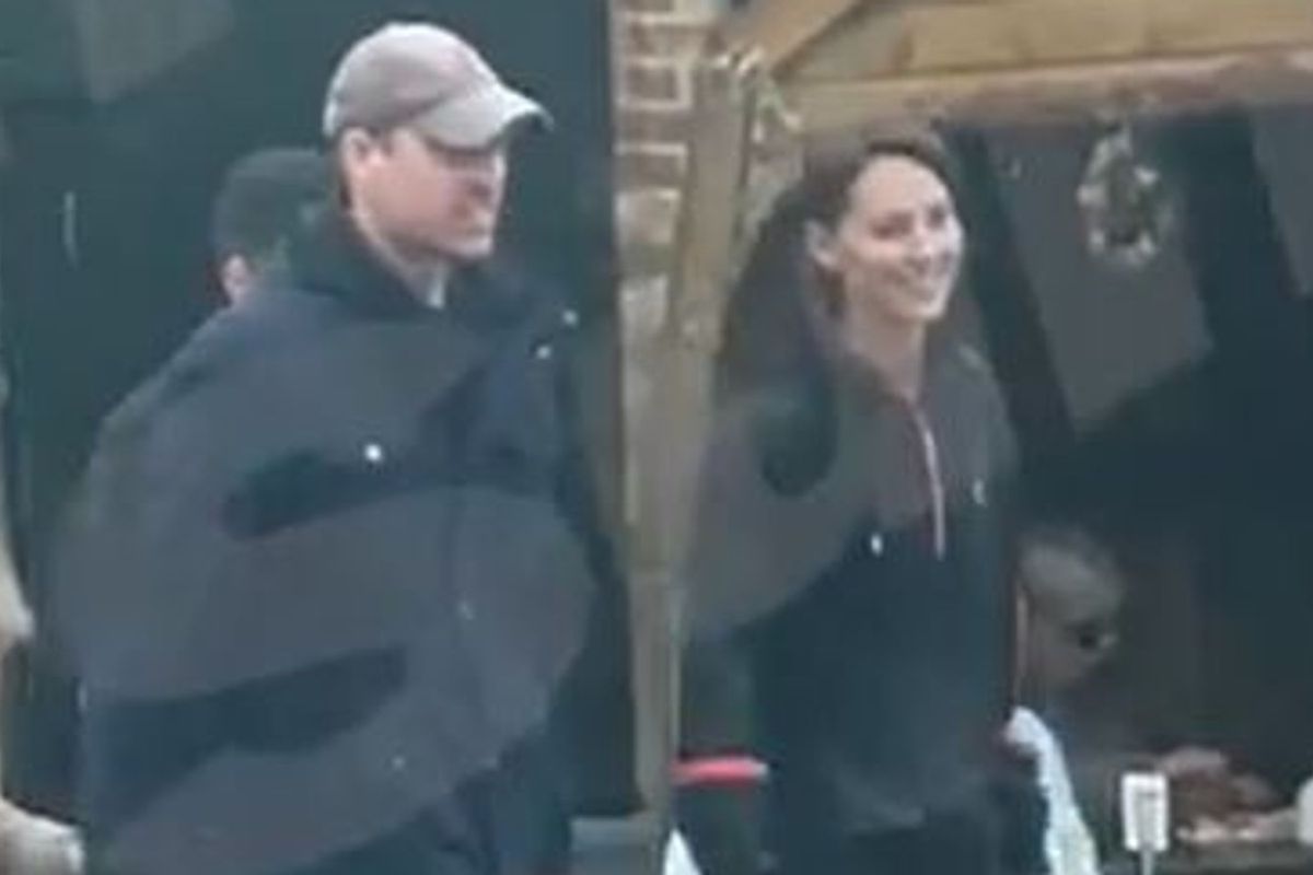 Pangeran William dan Putri Wales nampak tersenyum usai berbelanja di toko Windsor Farm, dekat rumah mereka di Inggris.
