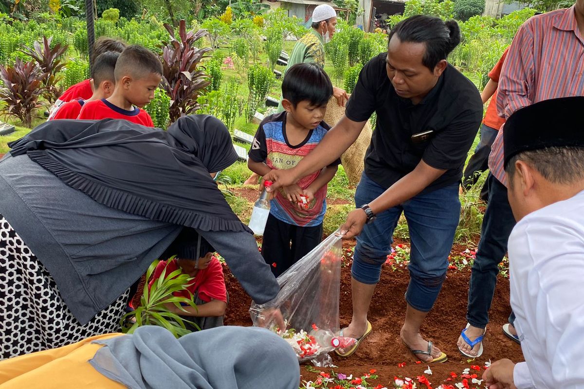 Suasana pemakaman Muh Adnan Efendi (13), di tempat pemakaman umum (TPU) Kopo, Limo, Depok pada Jumat (7/10/2022). Adnan merupakan salah satu korban runtuhnya tembok MTsN 19 Pondok Labu, Cilandak, Jakarta Selatan.