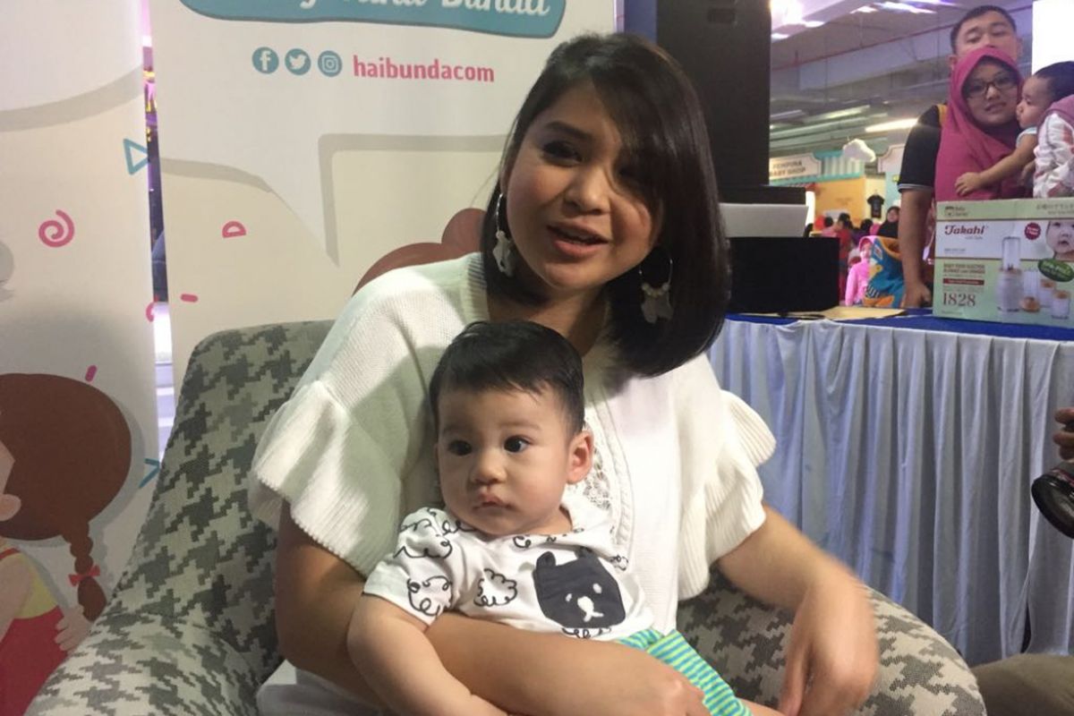 Putri Titian ketika menghadiri dan berbagi pengalaman menyusui anak dalam acara Festival Bunda Happy di Lotte Shooping Avenue, Kuningan, Jakarta Selatan, Minggu (15/10/2017).