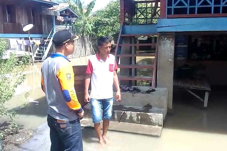 Petugas BPBD Muara Enim memantau situasi banjir di Desa Gungng Megang Dalam Muara Enim. BPBD Muara Enim sudah menyiapkan delapan perahu karet untuk mengevakuasi warga jjka dibutuhkan.