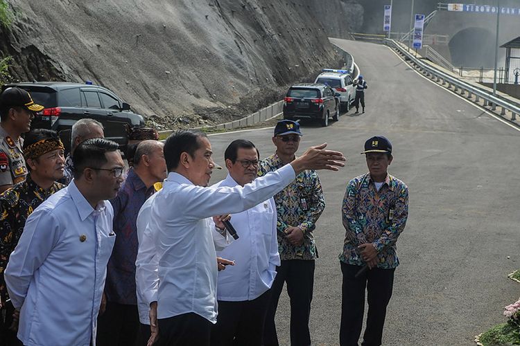 Presiden Joko Widodo memperhatikan papan informasi saat peresmian Terowongan Air Nanjung di Margaasih, Kabupaten Bandung, Jawa Barat, Rabu (29/1/2020). Presiden Jokowi meresmikan Terowongan Nanjung sepanjang 230 meter dengan diameter 8 meter yang dibangun sebagai salah satu langkah penanggulangan banjir di kawasan Bandung Selatan.