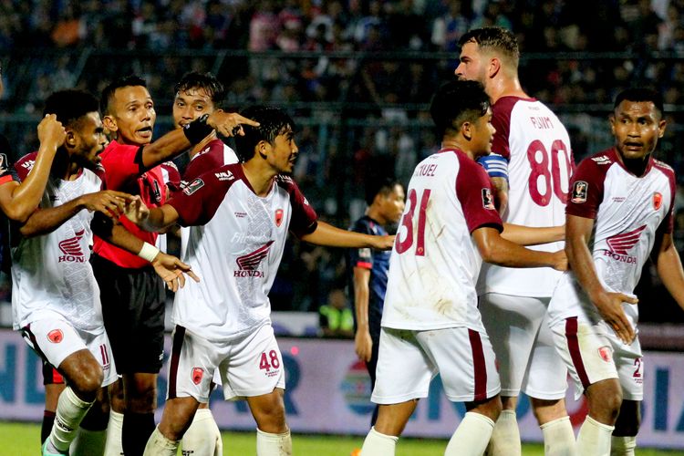 Laga antara Arema FC vs PSM Makassar pada fase grup Piala Presiden 2022. Terkini, PSM Makassar akan berlaga pada final Zona ASEAN AFC Cup 2022 kontra wakil Malaysia, Kuala Lumpur City FC. Pertandingan PSM vs Kuala Lumpur City FC itu dijadwalkan berlangsung pada Rabu (24/8/2022) malam WIB.