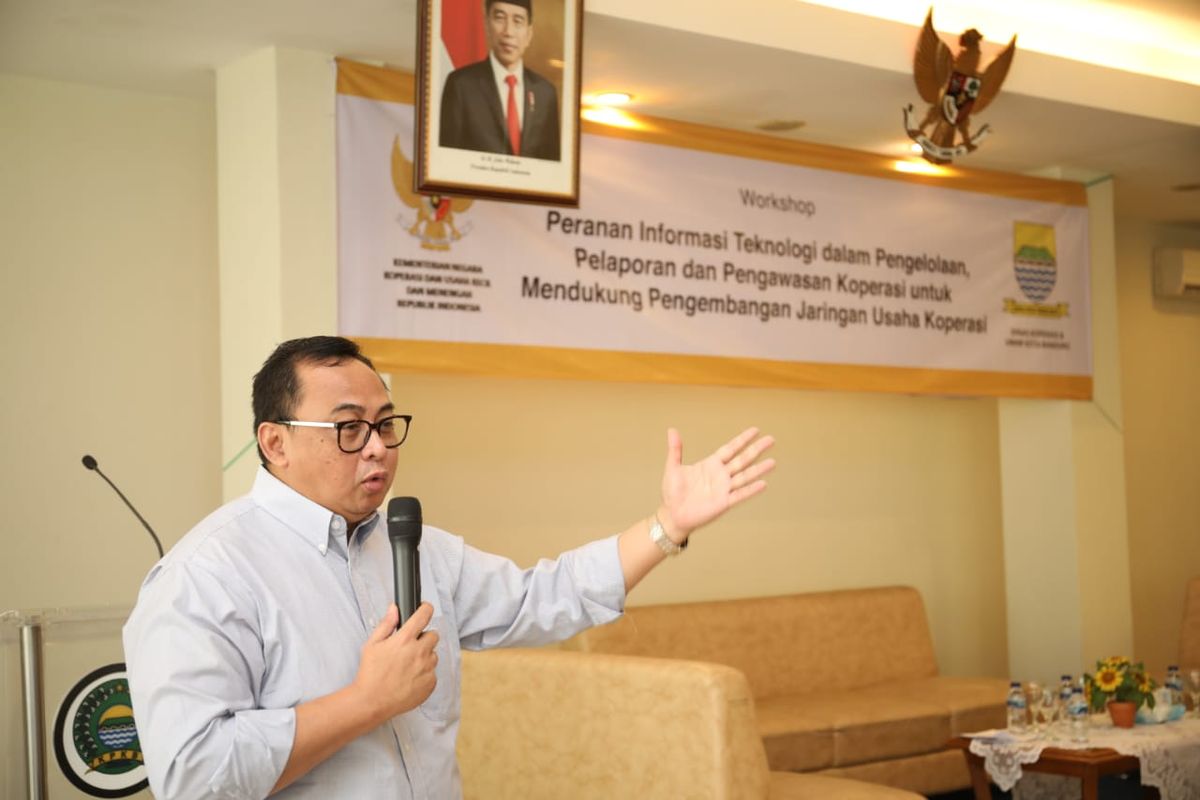 Sekretaris Kementerian Koperasi dan UKM Prof. Rully Indrawan memberikan sambutan dan paparan pada Workshop Peranan Informasi Teknologi dalam pengelolaan , pelaporan dan pengawasan koperasi untuk mendukung pengembangan JUK. Di  Koperasi Pegawai Pemerintah Kota Bandung (KPKB) Bandung, Jumat (14/2/2020).