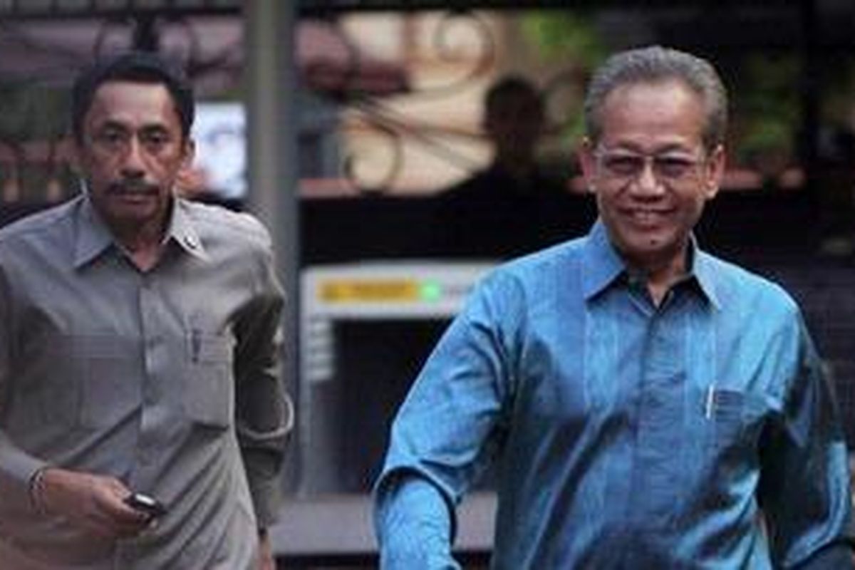 Kepala Badan Pusat Statistik, Rusman Heriawan saat tiba di kediaman Presiden Susilo Bambang Yudhoyono, di Puri Cikeas, Kabupaten Bogor, Jawa Barat, Sabtu (15/10/2011) malam. Rusman Heriawan diminta Presiden untuk menjadi Wakil Menteri Pertanian.