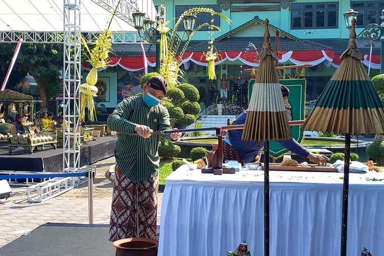 Kirab jamasan pusaka Wijaya Mukti di Kompleks Balai Kota Yogyakarta, Kamis (4/8/2022)