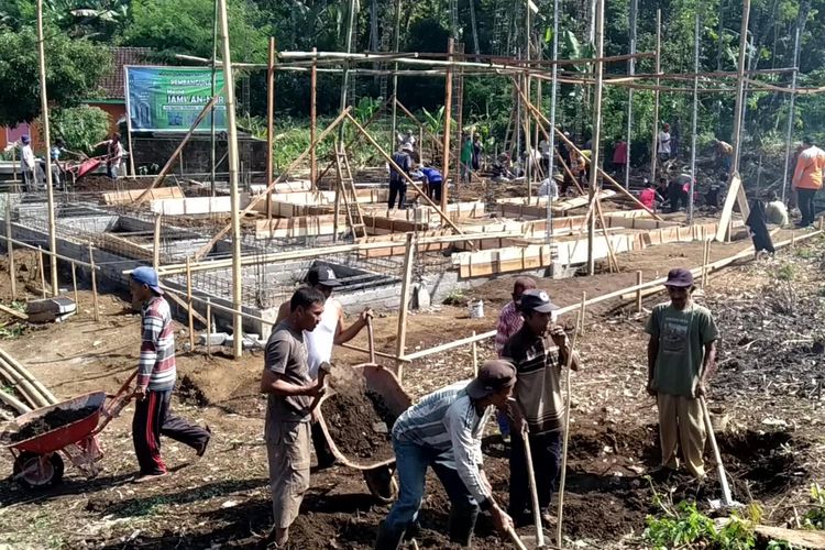 Puluhan warga lingkungan Ngembul, Desa Balerejo, Kecamatan Wlingi, Kabupaten Blitar, yang beragama Hindu, Buddha dan Kristen berbaur dengan warga Muslim dalam gotong royong membangun sebuah masjid, Kamis (29/4/2021)