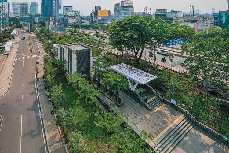 Taman Dukuh Atas yang berada di atas Stasiun Dukuh Atas BNI.