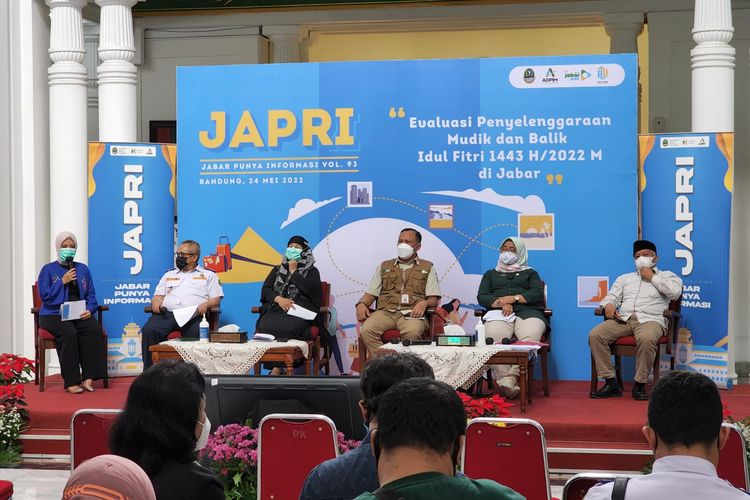 Kepala Bidang Pemeliharaan dan Pembangunan Jalan Dinas Bina Marga dan Penataan Ruang (DBMPR) Jabar Iwan Suwanagiri (tengah) dalam Jabar Punya Informasi (JAPRI) di Gedung Sate, Kota Bandung, Selasa (24/5/2022).