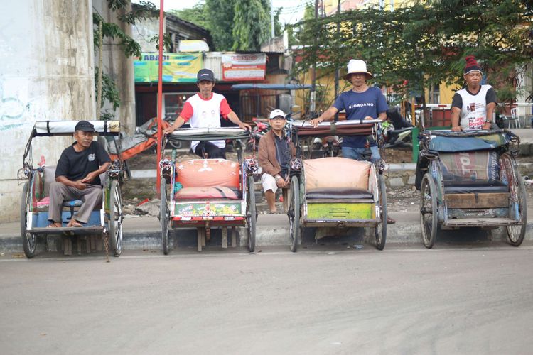 Sejumlah penarik becak mulai beroperasi di Bandengan, Jakarta Utara, Jumat (26/1/2018). Perhatian terhadap penarik becak kembali diberikan oleh Gubernur DKI Jakarta Anies Baswedan. Ia berharap becak tetap beroperasi di rute khusus di Jakarta