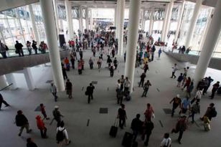 Warga berada di terminal kedatangan Bandara Internasional Kualanamu, Deli Serdang, Sumut, di hari perdana pengoperasiannya, Kamis (25/7/2013). Meski kondisi belum sempurna, bandara seluas 1.365 hektare ini mulai beroperasi dan akan diresmikan pada September mendatang.
