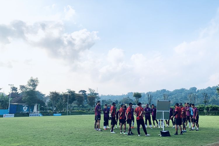 Pemain Arema FC sedang berdiskusi dengan tim pelatih sebelum menjalani latihan di jeda kompetisi Liga 1 2023-2024 di lapangan ARG Lawang, Selasa (19/3/2024) sore.