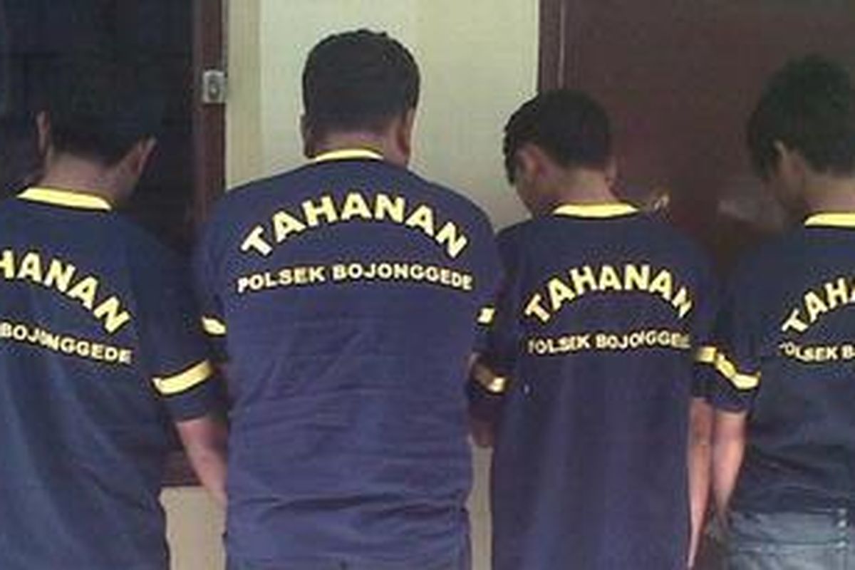 Empat orang tersangka kasus pembunuhan di ayah dan anak di Bojonggede, Depok, berhasil diamankan petugas kepolisian setempat, Kamis (19/7/2012).