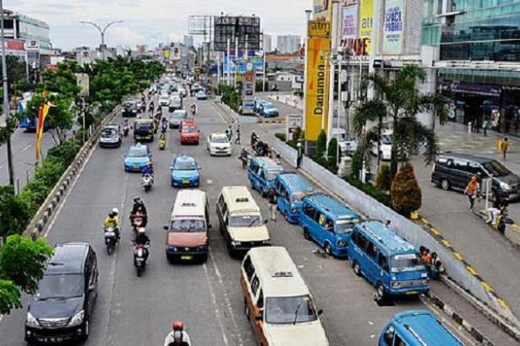 Seiring pertumbuhan kota, kepadatan lalu lintas kerap terjadi di Jalan Margonda Raya, Kota Depok, seperti terlihat Kamis (23/4). Mengatasi kemacetan merupakan salah satu tugas Pemerintah Kota Depok untuk menuju kota yang cerdas (smart city).