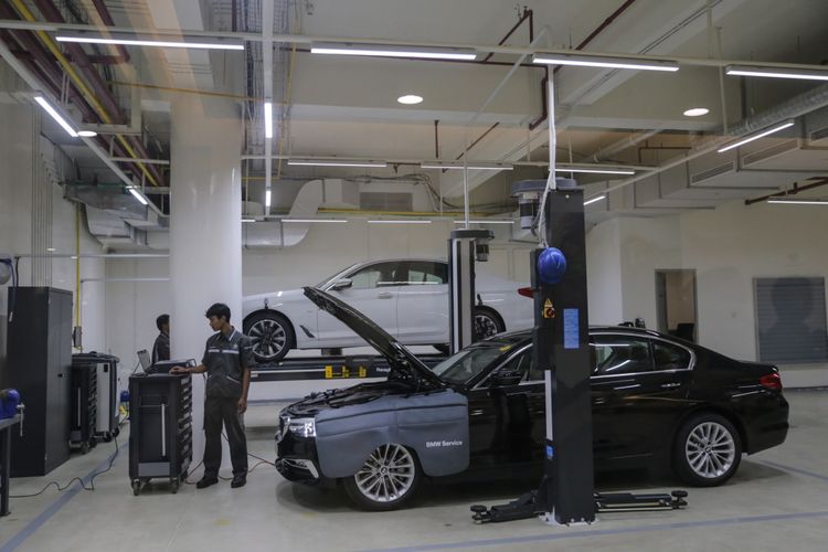 Mekanik memeriksa mobil di BMW Fast Lane Services di layanan dealer BMW Thamrin di Jakarta, Kamis (25/1/2018). Dealer ini juga menyediakan layanan purna jual termasuk BMW Fast Lane Services yang mencakup perawatan rutin, dan proses pemesanan suku cadang yang terhubung ke BMW Group Indonesia Parts Distribution Center. 