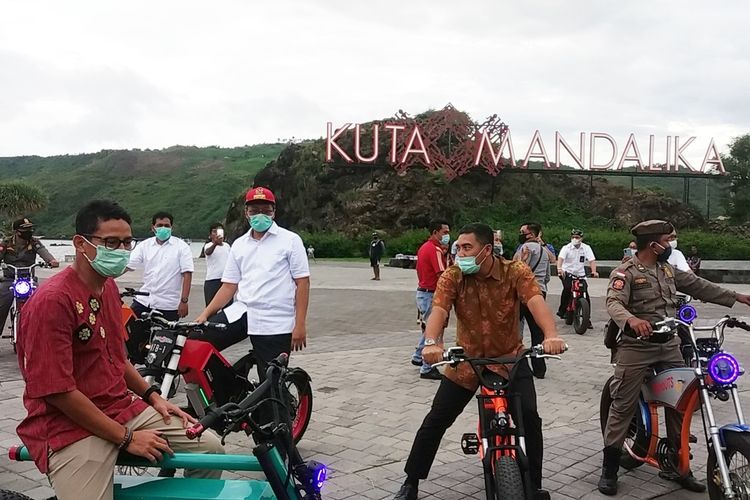 Menparekraf Sandiaga Salahuddin Uno saat bersepeda di pantai Kuta Mandalika menggunakan sepeda buatan NTB