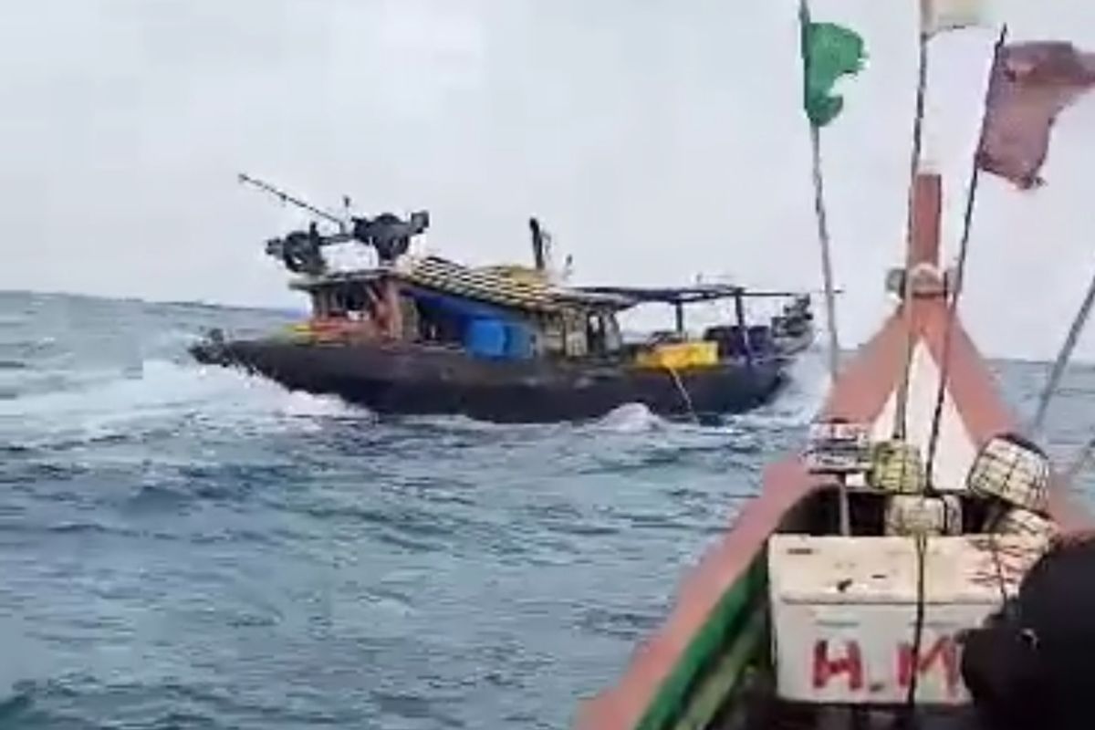 Kapal trawl dikejar nelayan tradisional di Seluma, Bengkulu