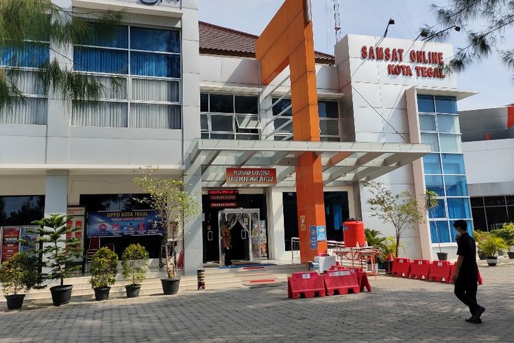 Seorang warga berjalan menuju Kantor Samsat Kota Tegal di Jalan Kapten Sudibyo Kota Tegal Jawa Tengah, Kamis (18/6/2020)