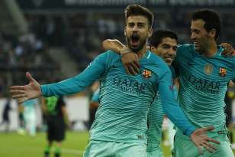 Bek FC Barcelona, Gerard Pique (kiri), merayakan gol ke gawang Borussia Moenchengladbach bersama rekan-rekannya, dalam laga Liga Champions di Borussia Park, 28 September 2016.