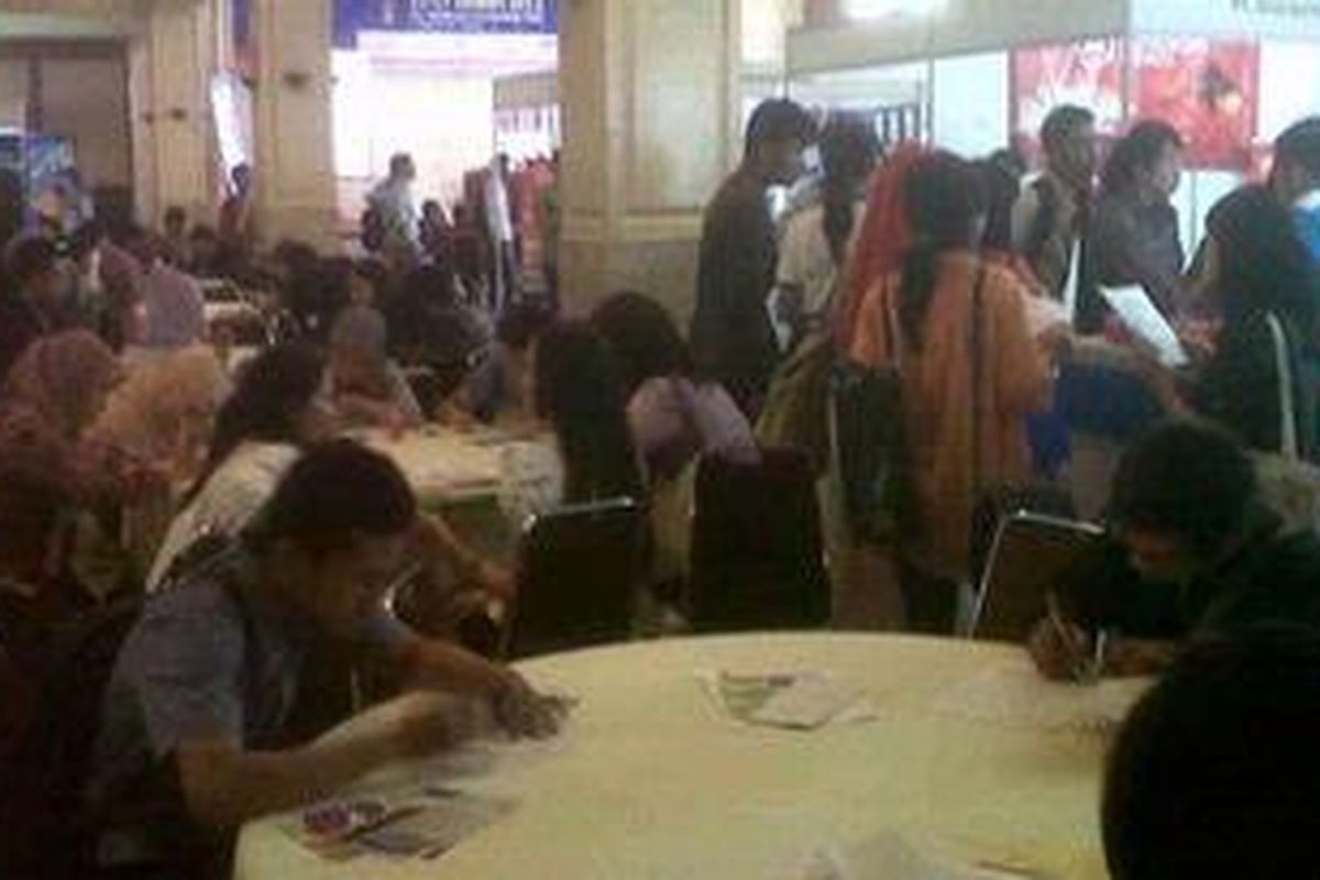 Para pencari kerja saat mengikuti tes tertulis di Kompas Karier Fair, Bandung, Rabu (16/1/2013).
