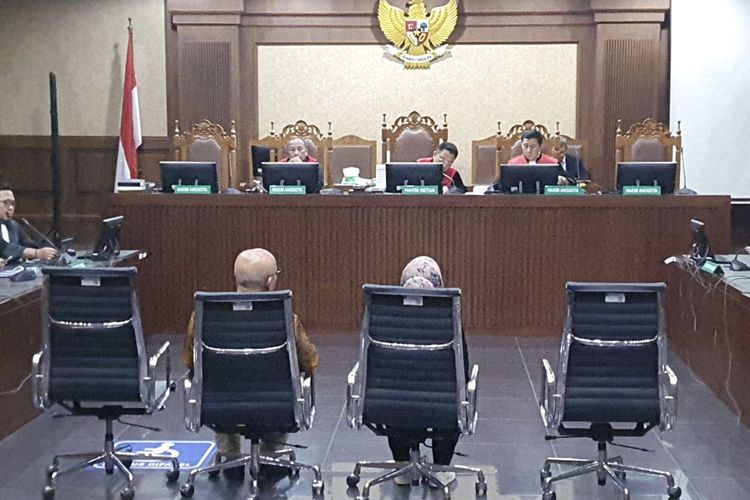 Mantan Direktur Keuangan PT Asuransi Jasa Indonesia (Jasindo) Solihah, dan Direktur Utama PT Ayodya Multi Sarana, Kiagus Emil Fahmy Cornain dalam ruang sidang Pengadilan Tindak Pidana Korupsi (Tipikor) pada Pengadilan Negeri (PN) Jakarta Pusat, Rabu (5/7/2023). Ketua Majelis Hakim Rianto Adam Pontoh menunda sidang pembacaan putusan terhadap dua terdakwa perkara gratifikasi tersebut.