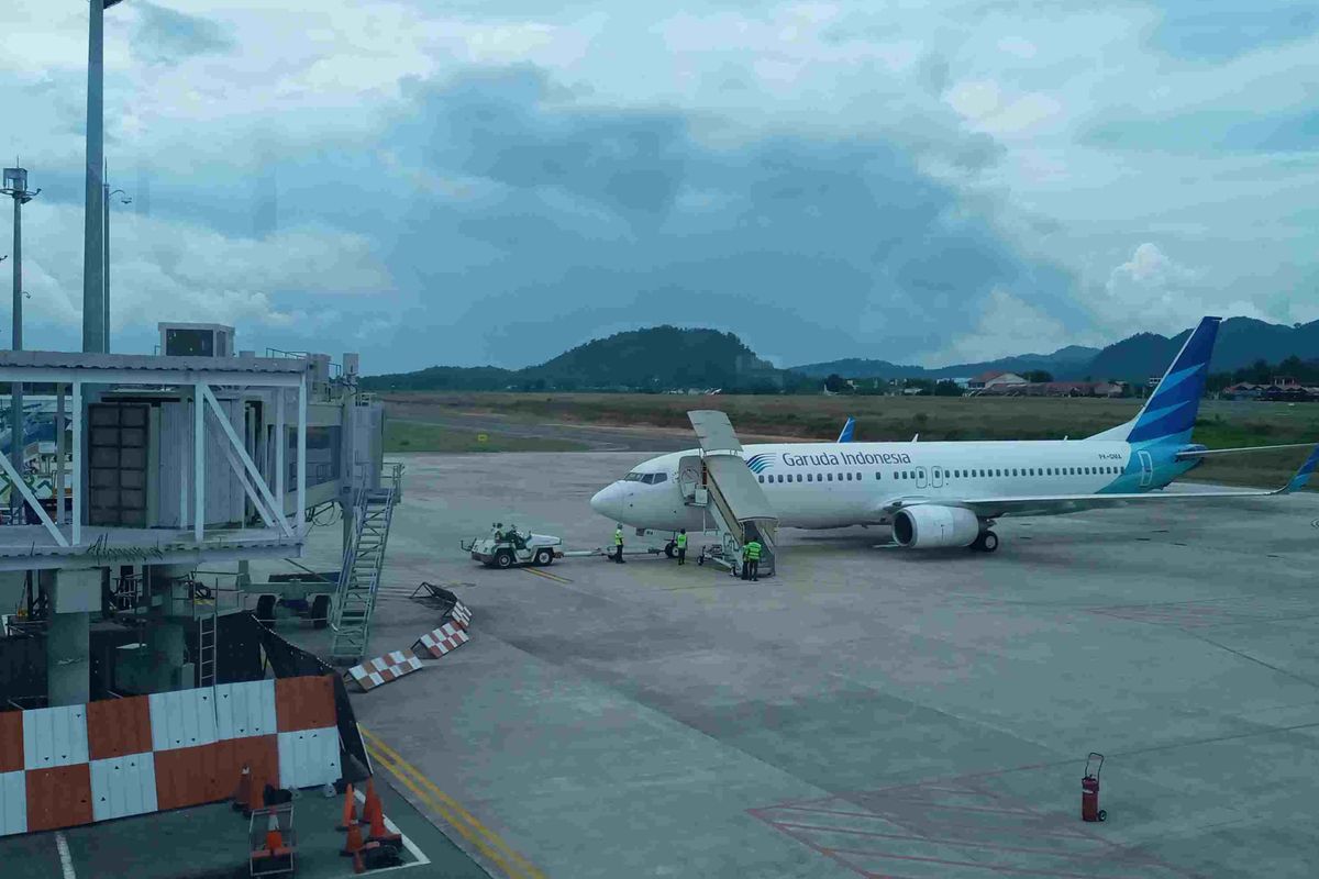 Pesawat Garuda Indonesia di Bandara Depati Amir, Pangkalpinang, Bangka Belitung, Desember 2020.