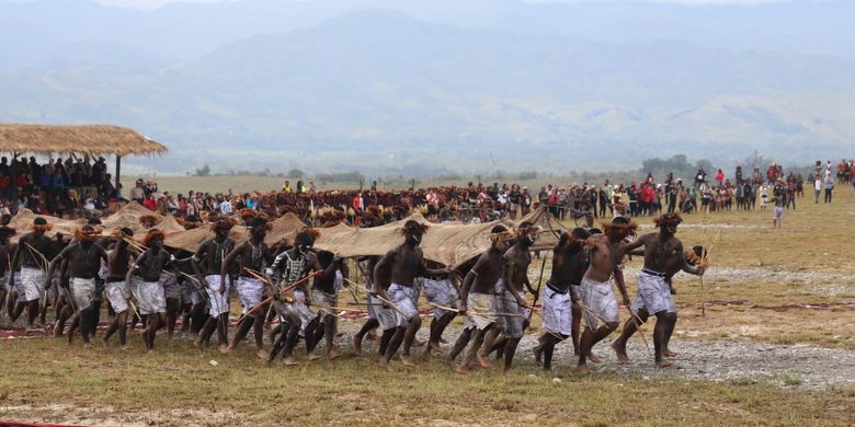 Sebuah Noken sepanjang 30 meter dinobatkan sebagai tas Noken terbesar di dunia oleh Museum Rekor Dunia-Indonesia (MURI). Tas raksasa itu ditampilkan pada acara pembukaan Festival Budaya Lembah Baliem (FBLB) di Papua, Rabu (7/8/2019). 