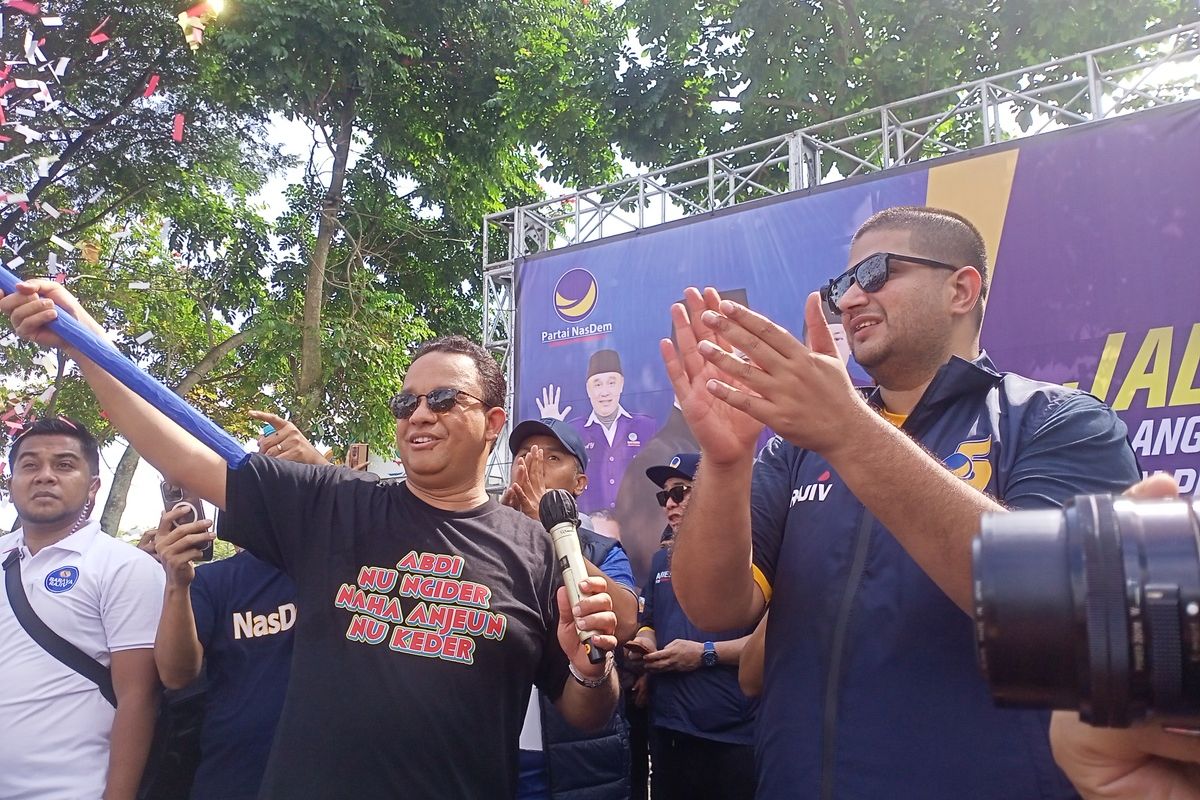 Calon Presiden 2024 Anies Baswedan menghadiri kegiatan Jalan Sehat di Stadion Si Jalak Harupat, Soreang, Kabupaten Bandung, Jawa Barat yang digelar oleh Partai Nasdem Jawa Barat pada Minggu (22/1/2023). Kedatangan Anies Baswedan sempat ditolak oleh kelompok masyarakat yang mengatasnamakan Aliansi Masyarakat Kabupaten Bandung (AMKAB).