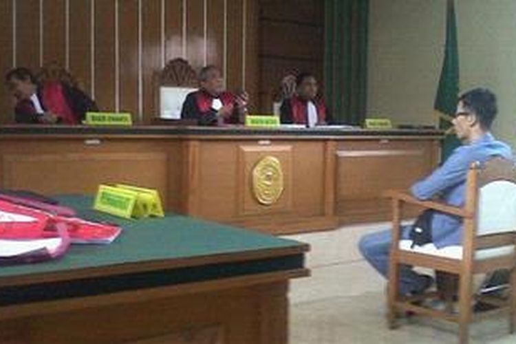 Kedua tersangka pengeroyokan Dirut PDUP Kabupaten Tasikmalaya hadiri sidang kedua di Pengadilan Negeri Tasikmalaya, Kamis (25/4/2013). Sidang akhirnya ditunda setelah semua saksi tidak hadir di persidangan dengan alasan tak memiliki ongkos.