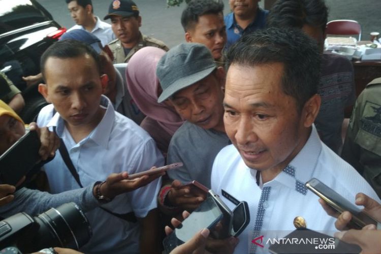 Wakil Bupati Kudus Hartopo saat diwawancarai awak media usai menghadiri pisah sambut Kepala Kejaksaan Negeri Kudus di Pendopo Kabupaten Kudus, Jawa Tengah, Jumat (26/7). 