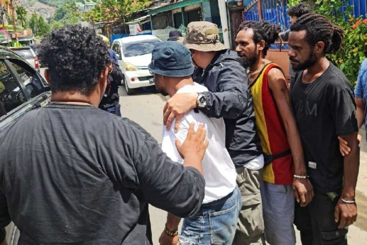 Personel Polresta Jayapura Kota tengah menangkap JW yang diduga merupakan otak aksi demo tolak DOB di Kota Jayapura, Papua, Selasa (10/5/2022)